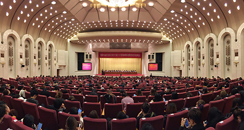 在北京人名大会堂接受“知名教育机构”荣誉